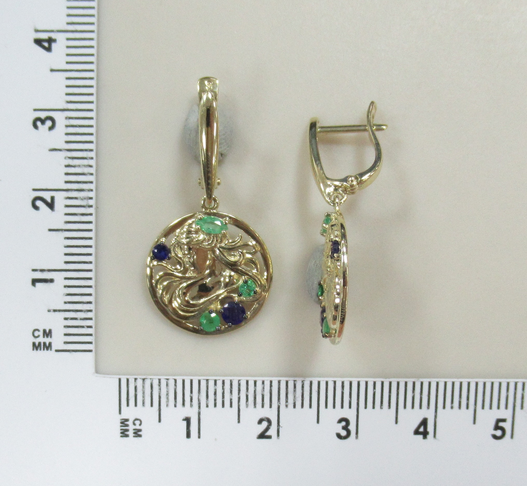 Серьги из желтого золота с изумрудами и сапфирами